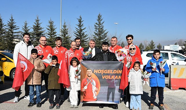 Olimpiyat fatihi çiçeklerle karşılandı