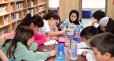 Osmangazi'de çocuklar hayallerini kağıda döküyor