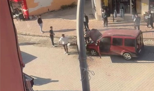 Osmaniye'de araç yandı, esnaf facianın önüne geçti