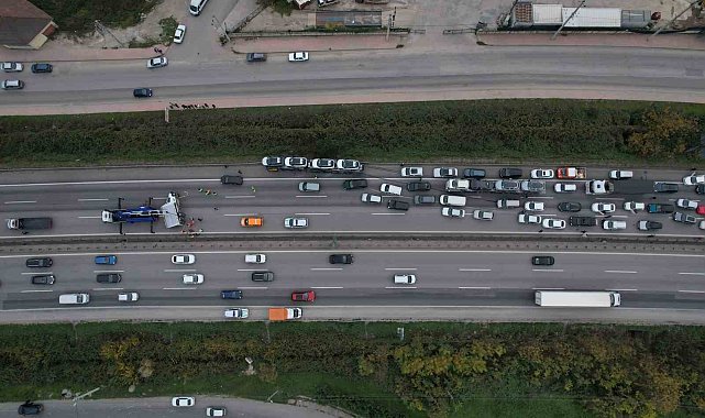 Otobanda tır ile çarpışan nakliyat kamyonu devrildi, kilometrelerce araç kuyruğu oluştu