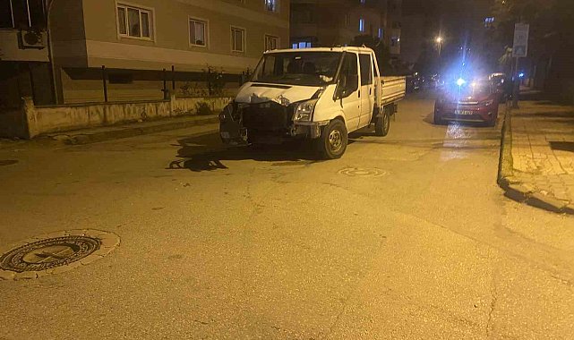 Otobüs ile kamyonet çarpıştı: Şans eseri yaralanan olmadı