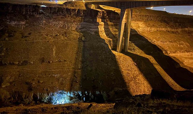 Otomobil 200 metre yükseklikten vadiye uçtu: 1 ölü