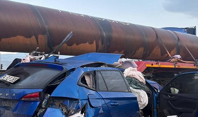 Otomobil, demir boru yüklü tırla çarpıştı: 2 yaralı