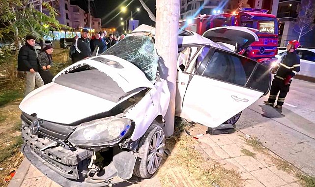 Otomobil direğe saplandı: 2 ağır yaralı