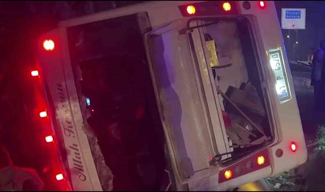 Otomobil ile çarpışan işçi servisi devrildi: 8 yaralı