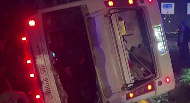 Otomobil ile çarpışan işçi servisi devrildi: 8 yaralı