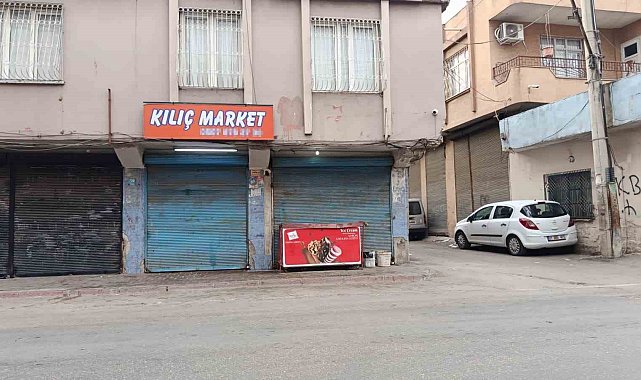 Otomobil markete daldı: 4 yaralı