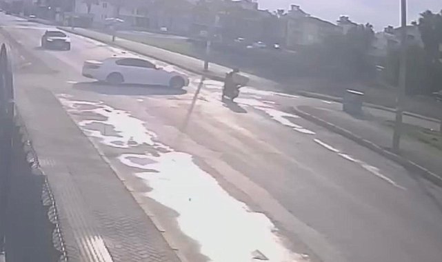Otomobille çarpışan motokuryenin ağır yaralandığı kaza güvenlik kamerasına yansıdı