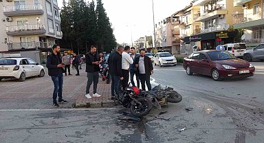 Otomobille çarpışan motosikletli, metrelerce havaya savruldu