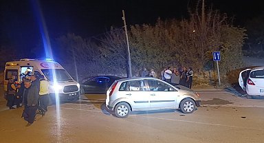 Otomobiller çarpıştı: 3 yaralı