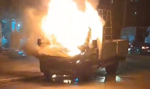 Park halindeki kamyonet alevlere teslim oldu