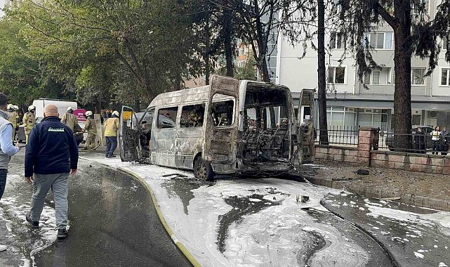 Park halindeki minibüs küle döndü; o anlar kamerada