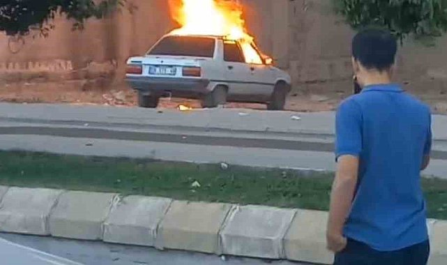 Park halindeki otomobil alev topuna döndü