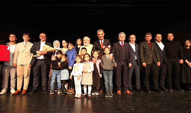 "Bir Gün Değil Bir Gül'dür Öğretmen" ayakta alkışlandı