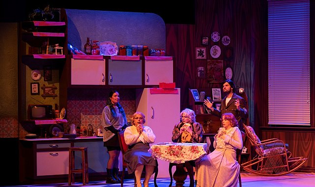 "Üç Jokerli Konken" Adana'da kapalı gişe sahnelendi