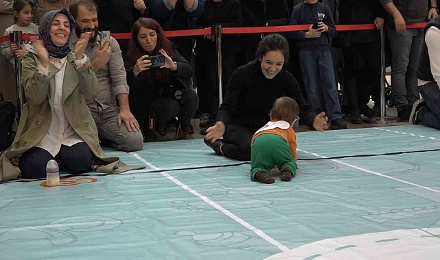 Rize'de emekleme yarışında bebeklerden çok aileler yarıştı