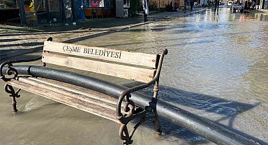 Sağanak yağış Çeşme'de sele neden oldu