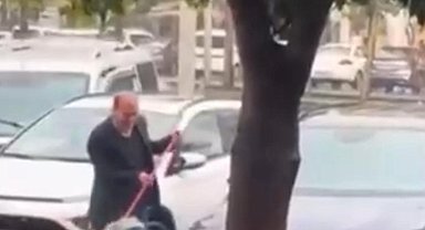 Sağanak yağmur altında arabasını yıkadı