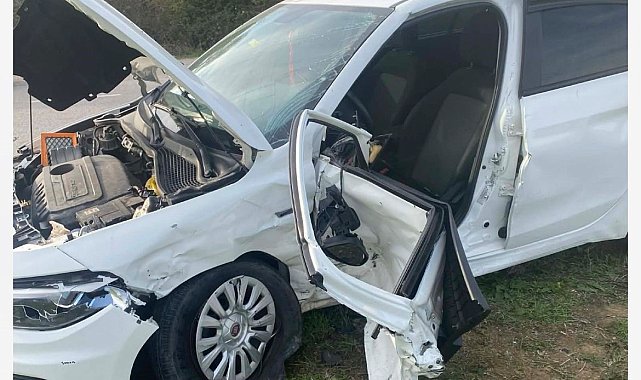 Sakarya'da iki otomobil çarpıştı: 1'i ağır 5 yaralı
