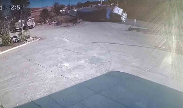 Saman balyalarının yüklü olduğu tır yan yattı