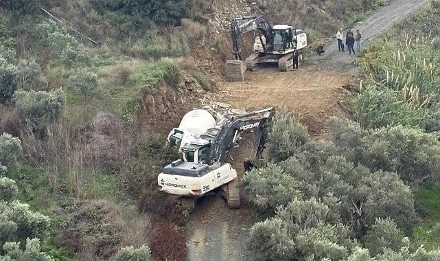 Samandağ'da beton mikseri yol kenarına devrildi