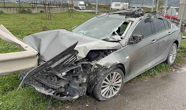 Samsun'da otomobil kamyonete çarpıp bariyere girdi: 3 yaralı