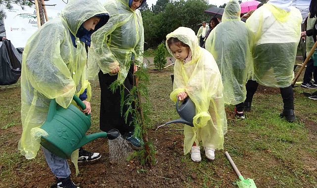 Sancaktepe'de yarının nefesi olacak binlerce fidan toprakla buluşturuldu