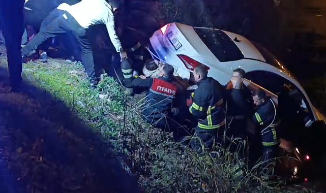 Şarampole uçan otomobilden çıkmak istemedi, ekiplere zor anlar yaşattı