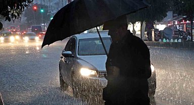 Sarı alarm ile uyarılan Antalya'da sağanak etkisini gösteriyor
