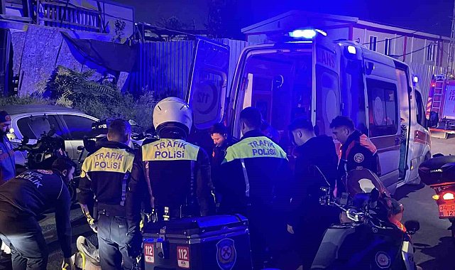 Sarıyer'de otomobil bir araca çarpıp, motosikletin üzerine devrildi: 2 yaralı
