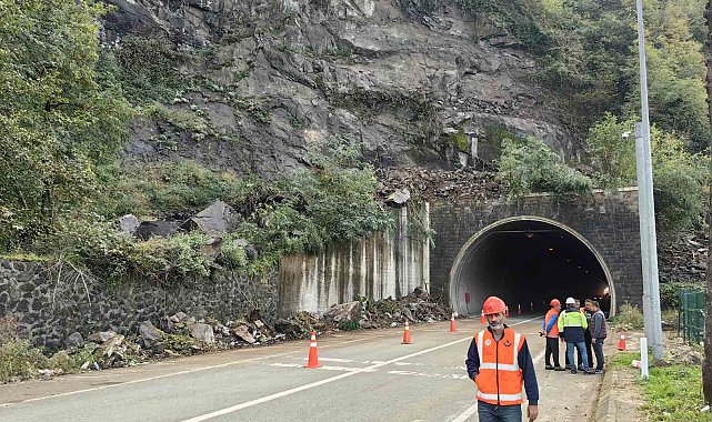Sarp Sınır Kapısı yolunda heyelan