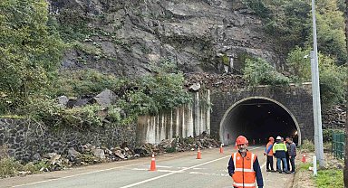 Sarp Sınır Kapısı yolunda heyelan