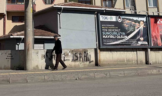 Savunma sanayisi merkezi haline gelen ilçede TOKİ konutları için bilboardlı teşekkür