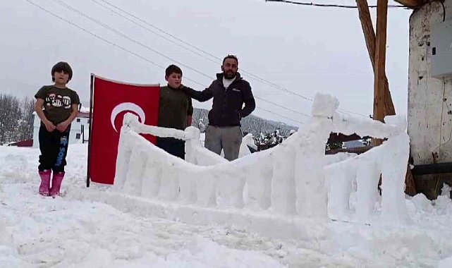 Şehitleri anmak amacıyla kardan '15 Temmuz Şehitler Köprüsü' yaptılar, görenleri ise duygulandırdılar
