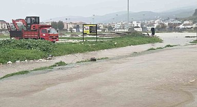 Selden etkilenen Dikili ve Foça'da su tahliye çalışmaları sürüyor