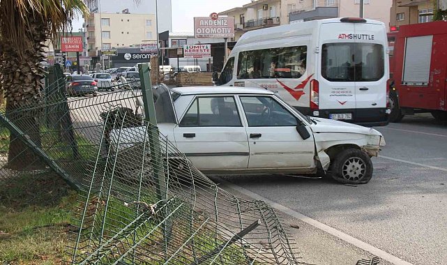 Serik'te yoldan çıkan otomobil bariyerlere çarparak durabildi
