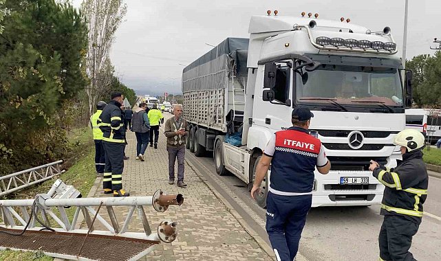 Seyir halindeki tırın açılan dorsesi PTS'ye çarptı