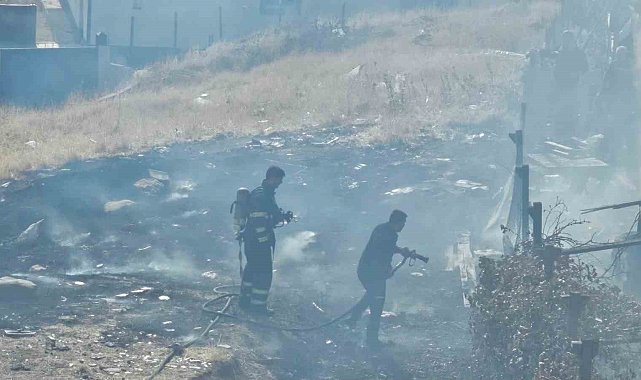 Şırnak'ta boş arazideki odun ve lastikler yandı