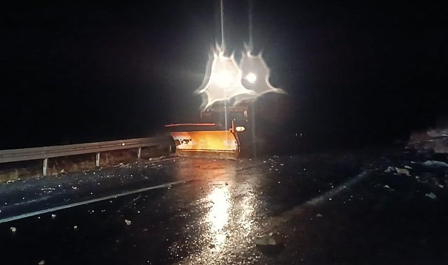 Şırnak'ta dağdan kopan kaya parçaları yolu trafiğe kapattı