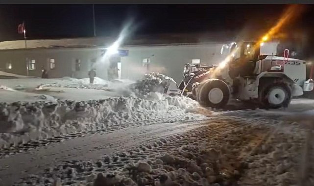 Şırnak'ta gece kar mesaisi devam ediyor