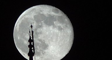 Şişkin ay görsel şölen sundu