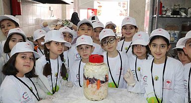 Sivas'ta minikler turşu kurup tarhana paketledi