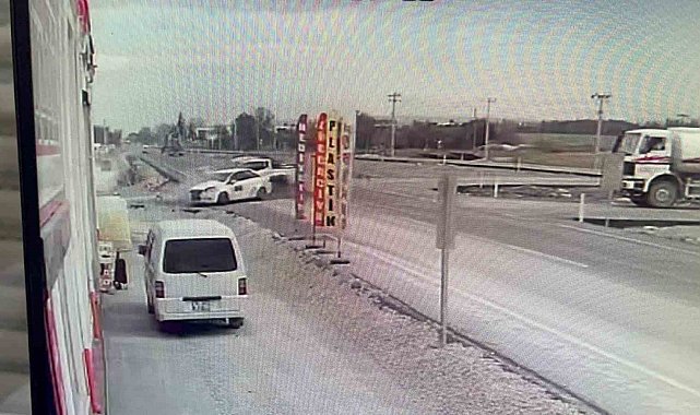 Sokağa dönmek isteyen otomobile arazi aracı çarptı, kaza anı kameraya yansıdı