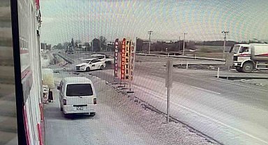 Sokağa dönmek isteyen otomobile arazi aracı çarptı, kaza anı kameraya yansıdı