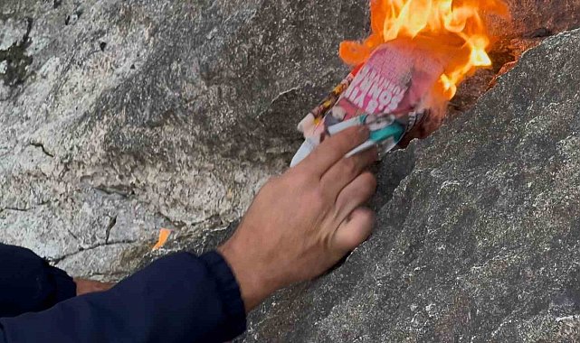 Suları çekilen Eğirdir Gölü'nde açığa çıkan kayalıkların arasından alevler yükseldi