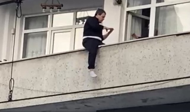 Sultangazi'de balkondan atlamak isteyen genç yürekleri ağza getirdi