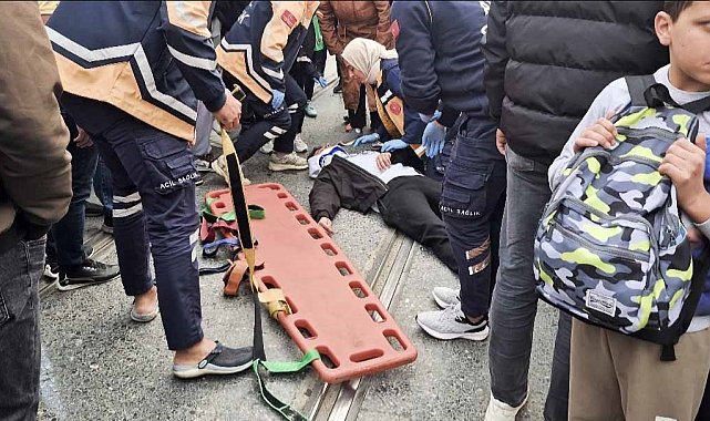 Sultangazi'de otomobil ile motosiklet tramvay yolunda çarpıştı: 1 yaralı