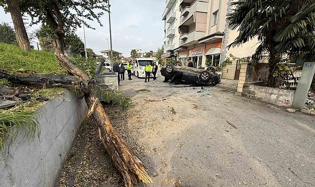 Taklalar atarak hurdaya dönen otomobilden burnu kanamadan çıktı
