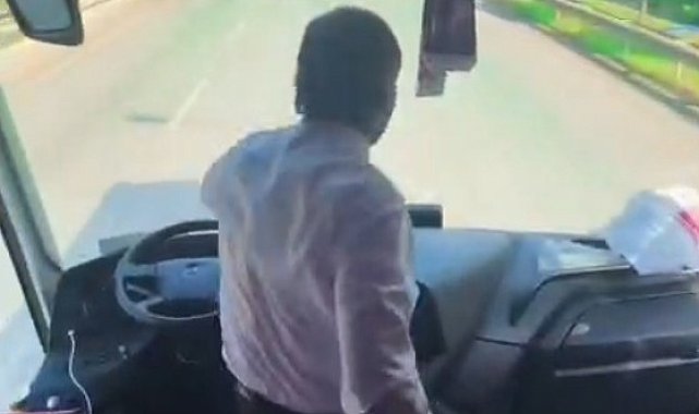 Taraftarları deplasmana götüren şoför araç seyir halindeyken ayağa kalkıp oynadı
