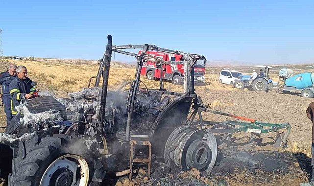 Tarlayı süren traktör alev alarak yandı